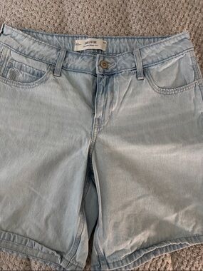 Hollister Low-Rise Light Wash Bow Graphic Baggy Jort